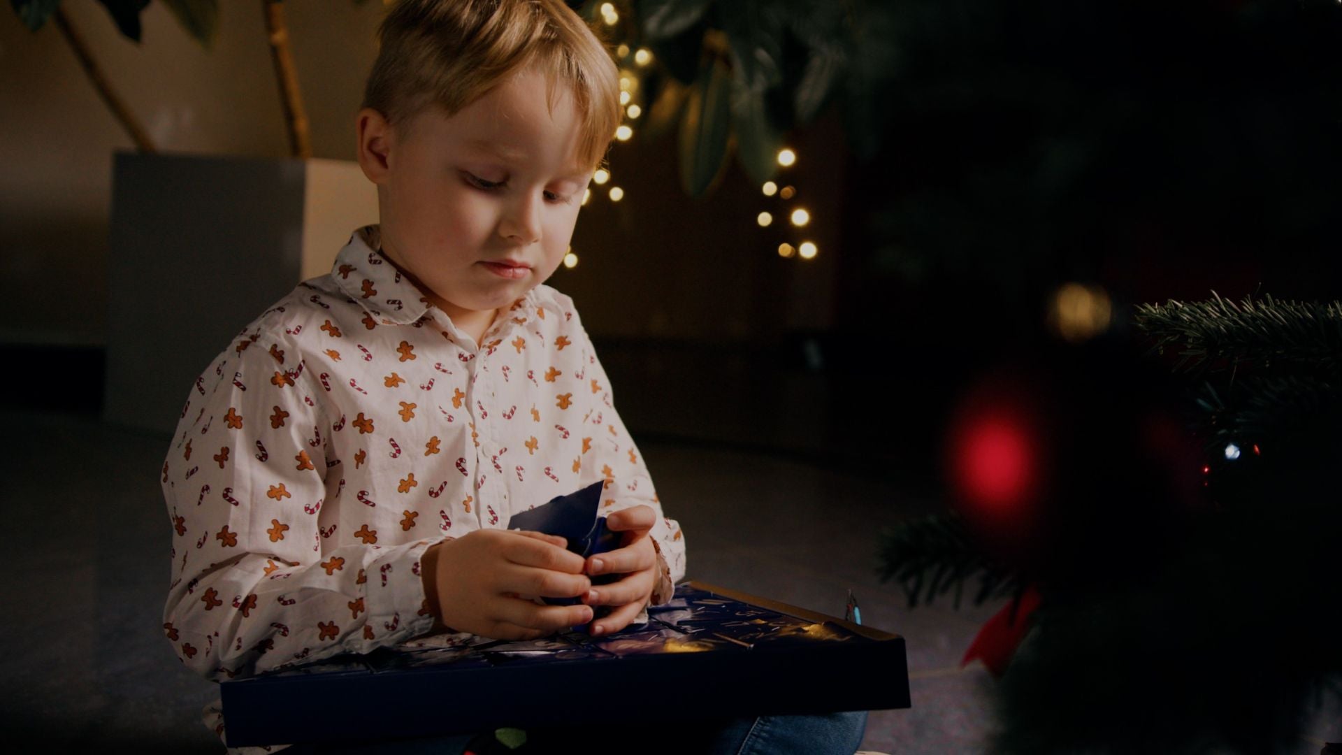 Kind das ein Türchen des Adventskalenders öffnet
